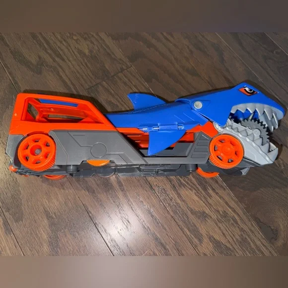 Hot Wheels GVG36 Shark Chomp Transporter Playset -Eats Cars! - Picture 11 of 13